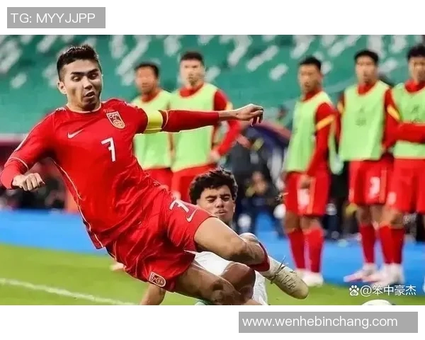 小孩凝视足球明星照片的梦想与憧憬展现出童年的无限可能与热情